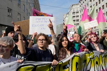 Un grupo de manifestantes durante la concentración por el Día Internacional de la Mujer en Milán, Italia. 

