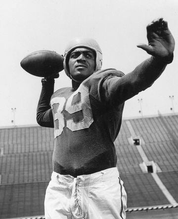 Después de la Segunda Guerra Mundial, la NFL decidió dar entrada de nuevo a los jugadores de color, pese a la oposición de algunos como Marshall que no quiso contratar ningún jugador negro hasta 1962.