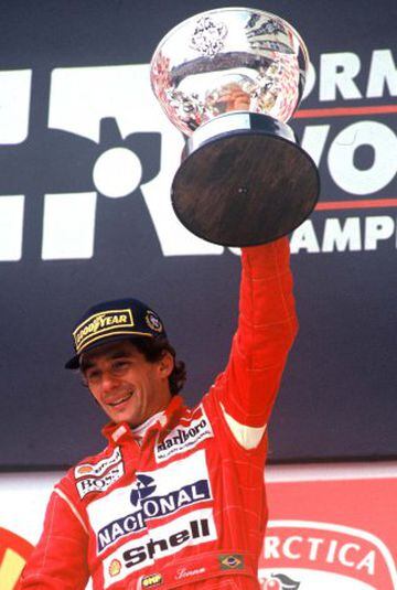 Su pericia y valentía marcaron una revolución en la Fórmula 1. Tres veces campeón del mundo de Fórmula, en 1988, 1990 y 1991, todos con McLaren. Protagonizó con el francés Alain Prost una de las rivalidades más icónicas en la historia del deporte, salpicada de desdenes y dardos de uno a otro. Su habilidad al volante, donde combinaba agresividad con destreza, le han conferido el título del mejor piloto de la historia por los expertos. Ganó 41 Grandes Premios y se subió 80 veces al podio. Falleció en accidente en la curva de Tamburello, en pleno Gran Premio de San Marino de 1994. 
