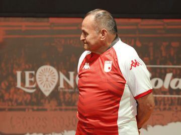 Independiente Santa Fe reveló la nueva camiseta de los planteles femenino y masculino para la temporada 2023. Alfonso Cañón lideró la presentación.