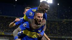 Argentina's Boca Juniors Dar�o Benedetto (Front) celebrates after scoring against Bolivia's Always Ready during the Copa Libertadores group stage first leg football match, at La Bombonera stadium in Buenos Aires on April 12, 2022. (Photo by JUAN MABROMATA / AFP)