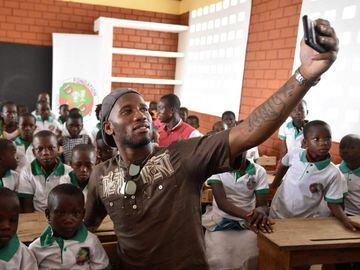 Didier Drogba inauguró una escuela que lleva su nombre en Costa de Marfil. Se espera que el proyecto solidario ayude a que miles de niños de zonas rurales en la comunidad de granjas de cacao reciban una mejor educación.