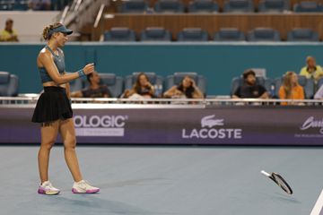 Badosa tira su raqueta durante el partido contra Rybakina.