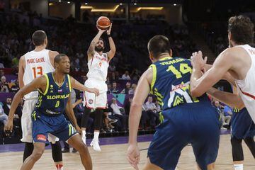 El base de la selección española, Ricky Rubio, lanza a canasta ante Anthony Randolph, de Eslovenia, durante el partido de semifinal del Eurobasket 2017