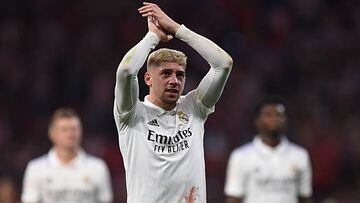 MADRID, SPAIN - SEPTEMBER 18: Federico Valverde of Real Madrid celebrates victory at the end of the LaLiga Santander match between Atletico de Madrid and Real Madrid CF at Civitas Metropolitano Stadium on September 18, 2022 in Madrid, Spain. (Photo by Denis Doyle/Getty Images)