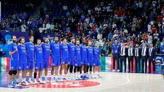 Los jugadores de Italia cantan su himno nacional en el pasado Eurobasket antes de enfrentarse a Serbia.