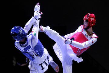 Vito Dell'aquila y South Korea's Jang Jun durante su pelea en el Campeonato Mundial de Taekwondo de Guadalajara.