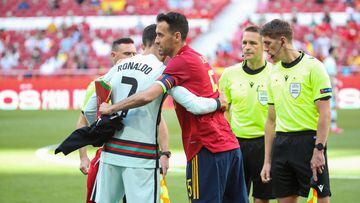Busquets abraza a Cristiano, el pasado viernes en Madrid.