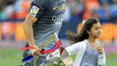- El guardameta chileno del FC Barcelona, Claudio Bravo, pasea el trofe que les acredita como campeones de liga. 