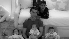 Cristiano Ronaldo con sus cuatro hijos.