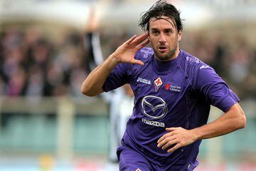 El histórico goleador italiano y el chileno coincidieron en la temporada 2005 y 2006. Fue en la estadía en Fiorentina cuando Toni logra ser parte del equipo que ganó el Mundial 2006 con la Azurra.