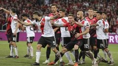 Soccer players of Argentina&#039;s River Plate and Brazil&#039;s Atletico Paranaense take position before a corner kick during a Recopa Sudamericana first leg final soccer match in Curitiba, Brazil, Wednesday, May 22, 2019. (AP Photo/Giuliano Gomes)