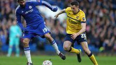 Diego Costa pelea un bal&oacute;n con Murray Wallace durante el Chelsea - Scunthorpe United de tercera ronda de la FA Cup.