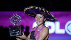 La tenista estadounidense Jessica Pegula posa con el trofeo de campeona del WTA 1.000 de Guadalajara tras ganar a la griega Maria Sakkari en la final.