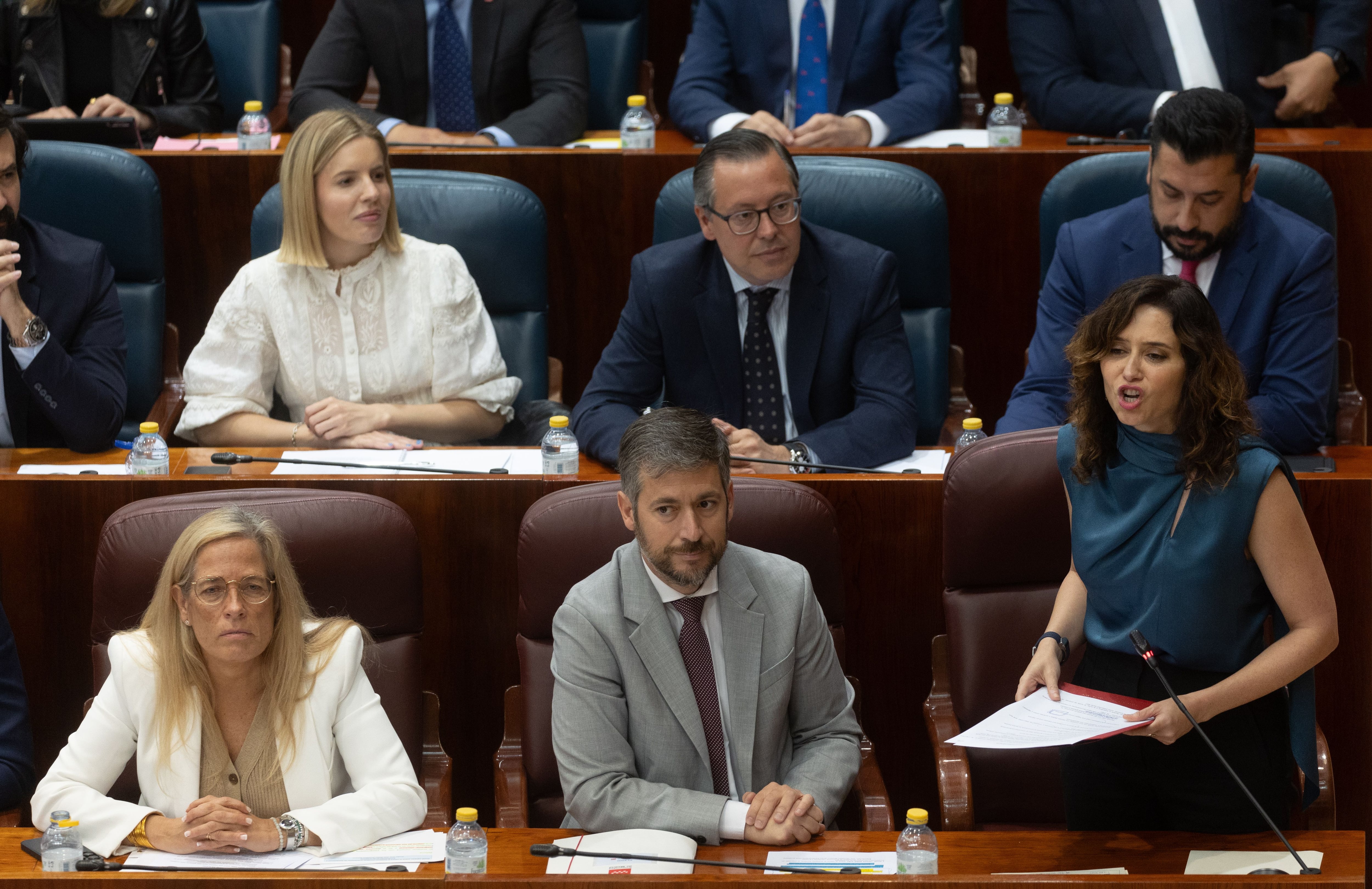 Un diputado de Más Madrid simula disparar con una pistola mientras habla Ayuso