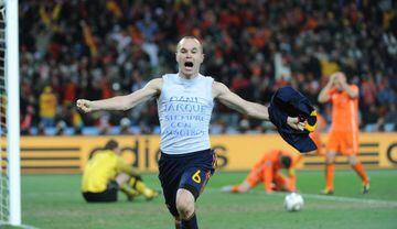 El 'Fantasmita' defendió los colores de España por más de 10 años, tras la Copa del Mundo de Rusia dijo adiós a La Roja tras conquistar un Mundial y dos Eurocopas.
