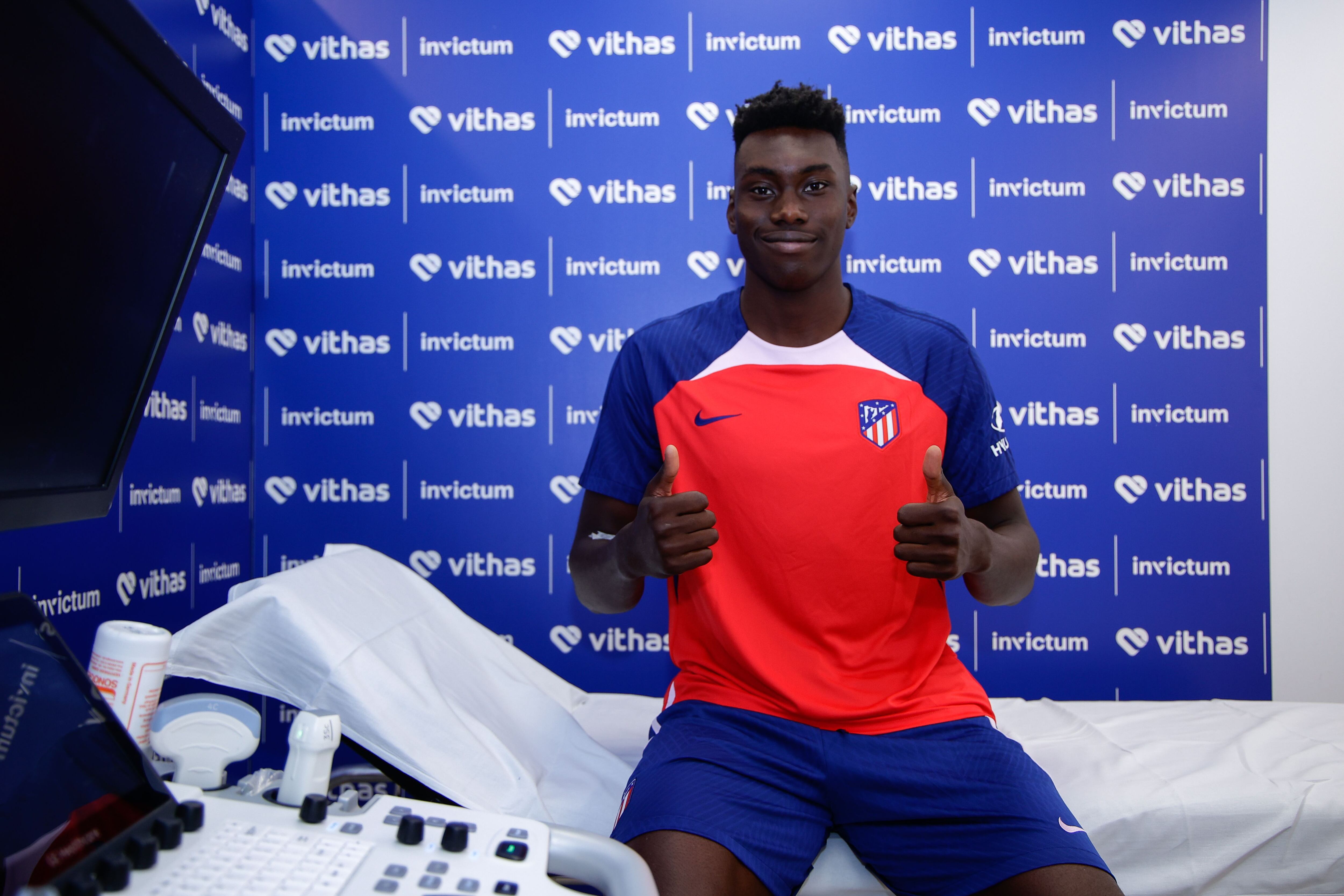 MADRID, 21/08/2023.- El Atlético de Madrid confirmó este lunes de forma oficial el fichaje de Samu Omorodion, delantero de 19 años procedente del Granada, por el que ha pagado la cláusula de rescisión de seis millones de euros y que ha firmado un contrato por las cinco próximas temporadas, hasta 2028, tras pasar el reconocimiento médico, aunque esta campaña no jugará en el conjunto madrileño, sino que será cedido a otro equipo. EFE/atleticodemadrid.com ***SÓLO USO EDITORIAL/SÓLO DISPONIBLE PARA ILUSTRAR LA NOTICIA QUE ACOMPAÑA (CRÉDITO OBLIGATORIO)***
