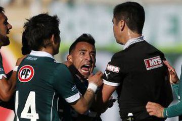 Carlos Ulloa expulsa a Jorge Luna por agredir a Paulo Díaz.