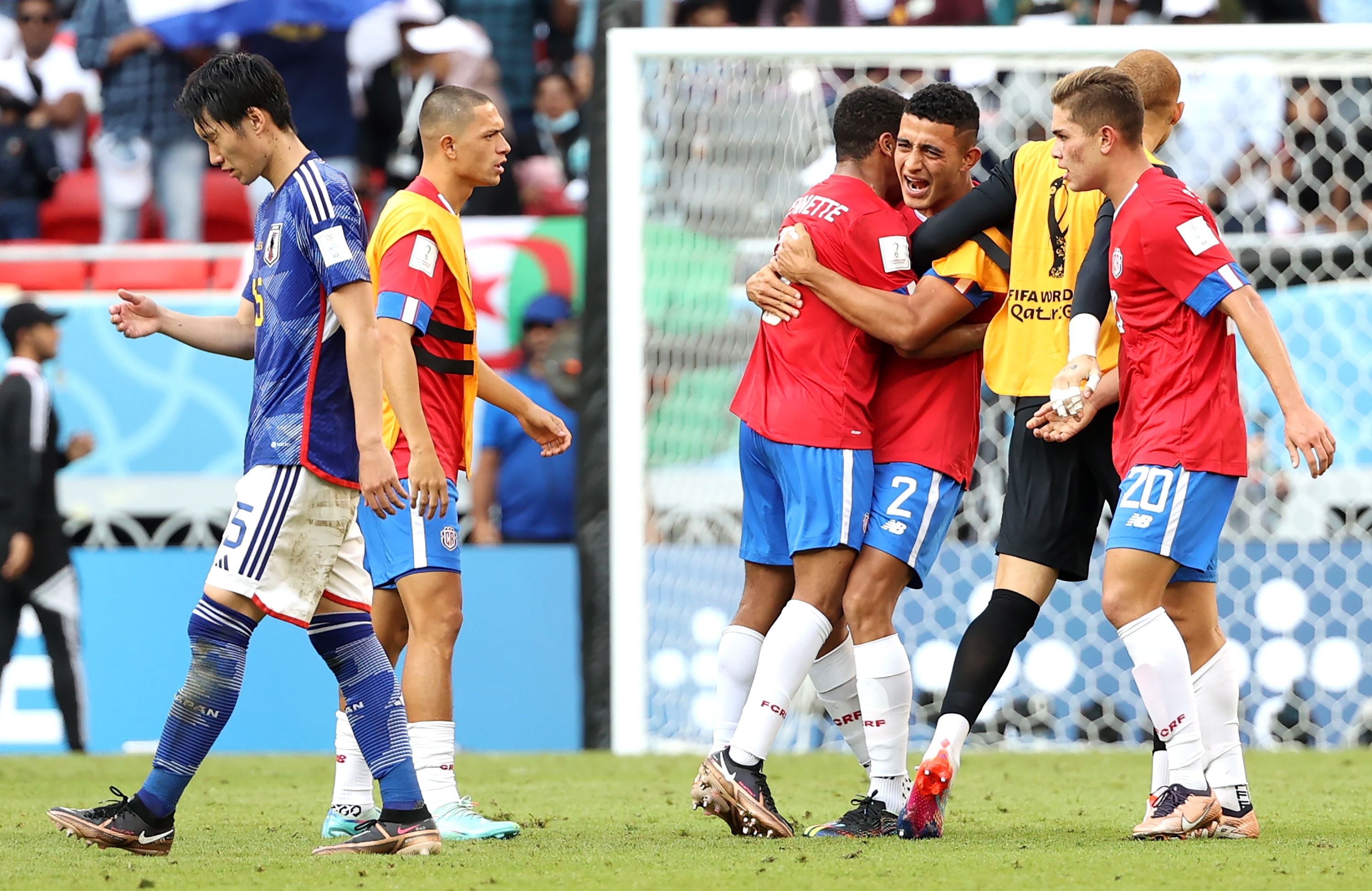 Doha (Qatar), 27/11/2022.- Daichi Kamada (L) of Japan walks past celebrating players of Costa Rica after the FIFA World Cup 2022 group E soccer match between Japan and Costa Rica at Ahmad bin Ali Stadium in Doha, Qatar, 27 November 2022. Japan lost 0-1. (Mundial de Fútbol, Japón, Catar) EFE/EPA/Ali Haider
