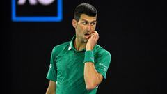 El tenista serbio Novak Djokovic reacciona durante su partido ante Alexander Zverev en el Open de Australia 2021.