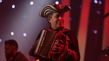 Egidio Cuadrado, acordeonero de Carlos Vives, recibir&aacute; premio en los Latin Grammy. El artista colombiano ser&aacute; homenajeado por su legado musical.