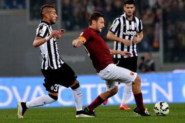Roberto Pereyra intenta marcar a Francesco Totti.