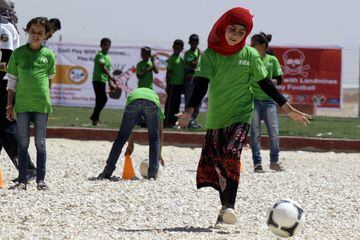 Un grupo de niñas juegan al fútbol en el norte de Jordania. 

 