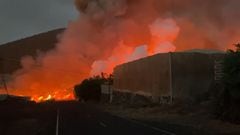 La impactante imagen de la lava del volcán de La Palma cruzando la carretera de la costa
