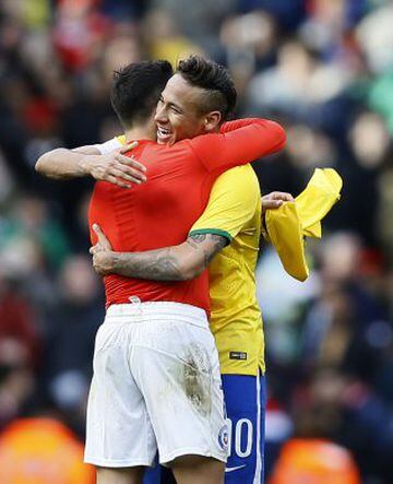 Alexis Sánchez saluda afectuosamente a Neymar