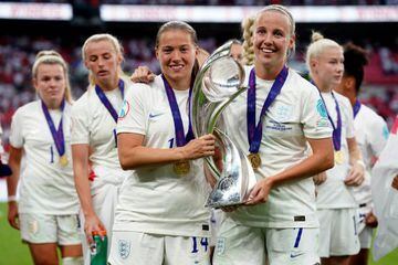 Beth Mead celebra su título de goleadora de la Eurocopa Femenina 2022.