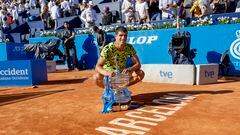 El tenista español Carlos Alcaraz posa con el trofeo de campeón del Torneo Conde de Godó, el Barcelona Open Banc Sabadell 2023.