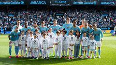 Los jugadores del Celta posan junto a niños en los prolegómenos del partido contra el Atlético de Madrid disputado en Balaídos.