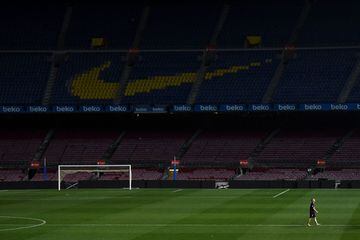 After playing his final game for Barcelona, Andrés Iniesta returned to the field to spend a few final moments alone with the stadium he has called home.
