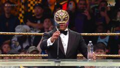 Momento en que Rey Mysterio da su discurso en el Salón de la Fama de WWE.
