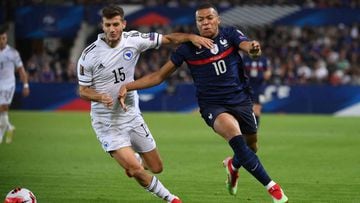 Bosnia-Herzegovina&#039;s defende Branimir Cipetic (L) fights for the ball with France&#039;s forward Kylian Mbappe during the FIFA World Cup Qatar 2022 qualification Group D football match between France and Bosnia-Herzegovina, at the Meineau stadium in 