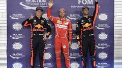 Vettel flanqueado por los pilotos de Red Bull en Singapur.