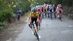 El ciclista británico Thomas Gloag ataca durante la tercera etapa de la Volta a la Comunitat Valenciana 2023.