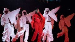Fans were in for a surprise when they spotted Rhianna’s baby bump during her halftime performance