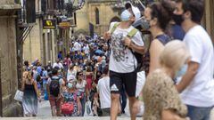 Imagen de una de las calles de San Sebasti&aacute;n, donde aparecen muchos turistas portando mascarillas.