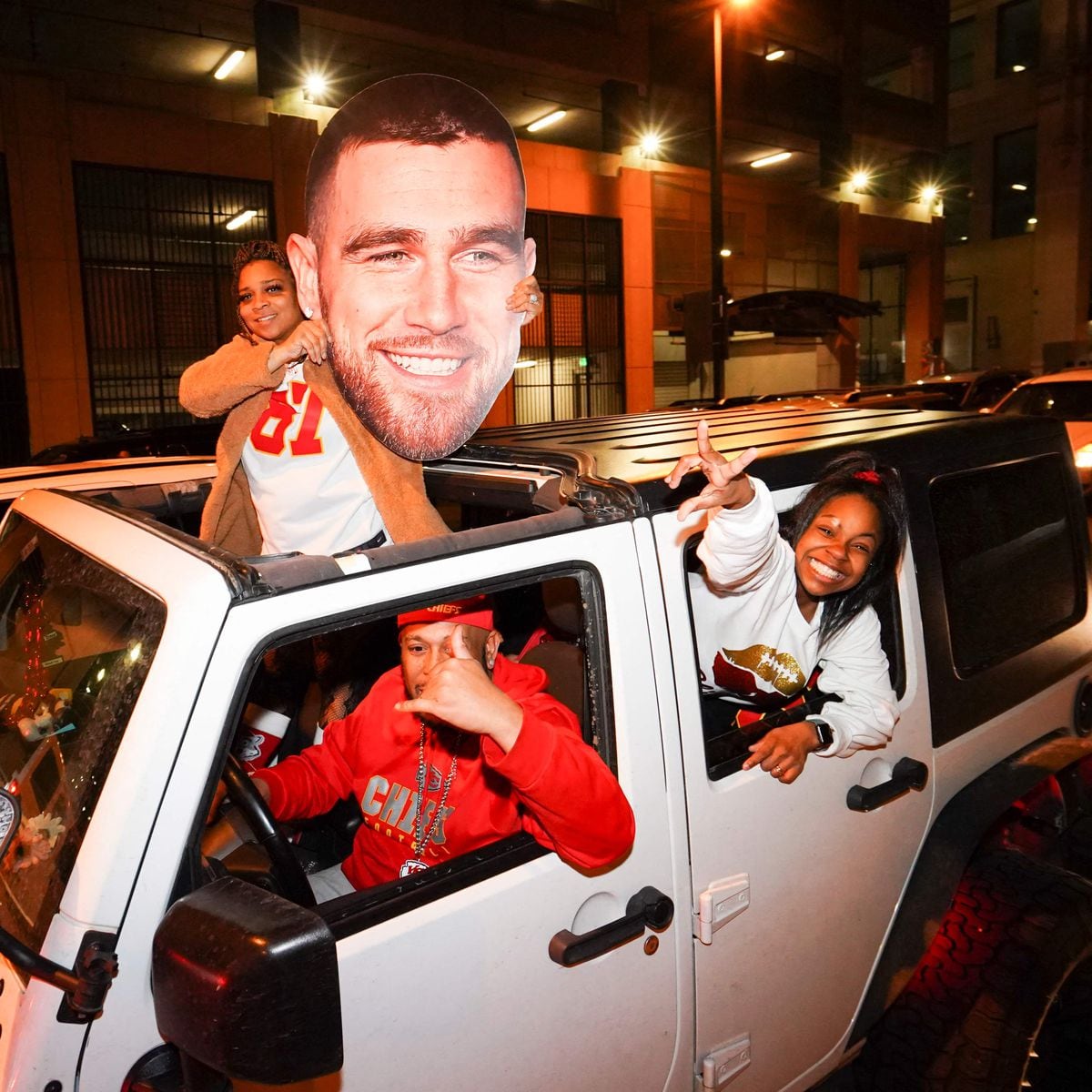 Super Bowl 2020: Chiefs' Travis Kelce gives power-packed parade