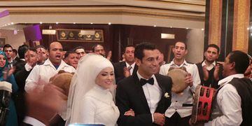 Así lucía el atacante egipcio el día que se casó. Un look bastante diferente al que nos tiene acostumbrado. 