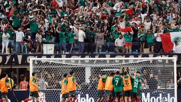 Los Angeles (United States), 16/07/2023.- Mexico national soccer team supporters celebrates after they scored during the second half of the CONCACAF Gold Cup final between Panama and Mexico at the SoFi Stadium in Los Angeles, California, USA, 16 July 2023. EFE/EPA/ETIENNE LAURENT
