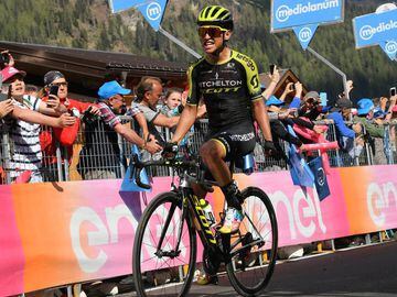 Estaban Chaves celebra su victoria en la etapa 19 del Giro