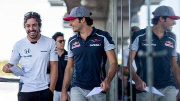 Alonso y Sainz son inseparables en el paddock.