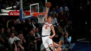 NY001. NUEVA YORK (ESTADOS UNIDOS), 30/10/2017.- El jugador Kristaps Porzingis (i) de los New York Knicks encesta hoy, lunes 30 de octubre de 2017, durante el partido de baloncesto de la NBA entre los Denver Nuggets y los New York Knicks en el Madison Squ