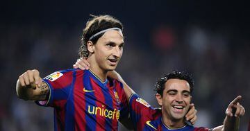 En su estadía con el FC Barcelona, Ibrahimovic estuvo junto a grandes futbolistas, uno de ellos, Xavi, que derrochaba magia en el mediocampo.