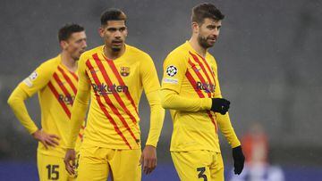 MUNICH, GERMANY - DECEMBER 08: Gerard Piqu&eacute; of Barcelona looks dejected at the final whistle of the UEFA Champions League group E match between FC Bayern M&uuml;nchen and FC Barcelona at Football Arena Munich on December 08, 2021 in Munich, Germany