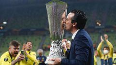 Emery besa la copa de la Europa League.