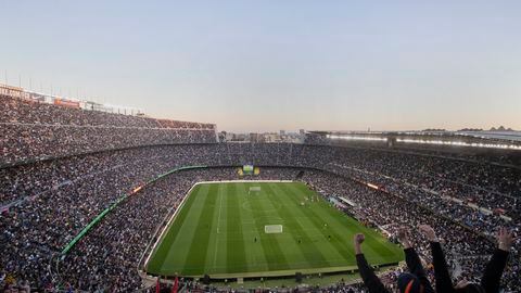 BARCELONA, 26/03/2023.- 92.522 espectadores asisten al evento de la Kings League, una competición de Fútbol 7 transmitida en su totalidad por "streaming" que se celebra este domingo ante 90.000 espectadores en el Spotify Camp Nou, en Barcelona. EFE/Marta Pérez
