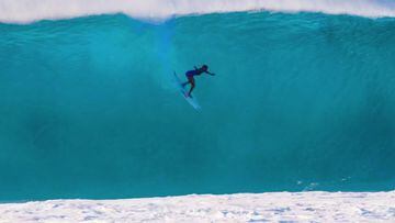 La surfista Moana Jones-Wong haciendo el drop en una espectacular ola en Pipeline (North Shore, Oahu, Haw&aacute;i) el viernes 13 de enero del 2023. 